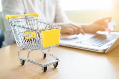 En İyi E-ticaret Yazılımları: Sektörel Başarılar ve Altyapı Karşılaştırması